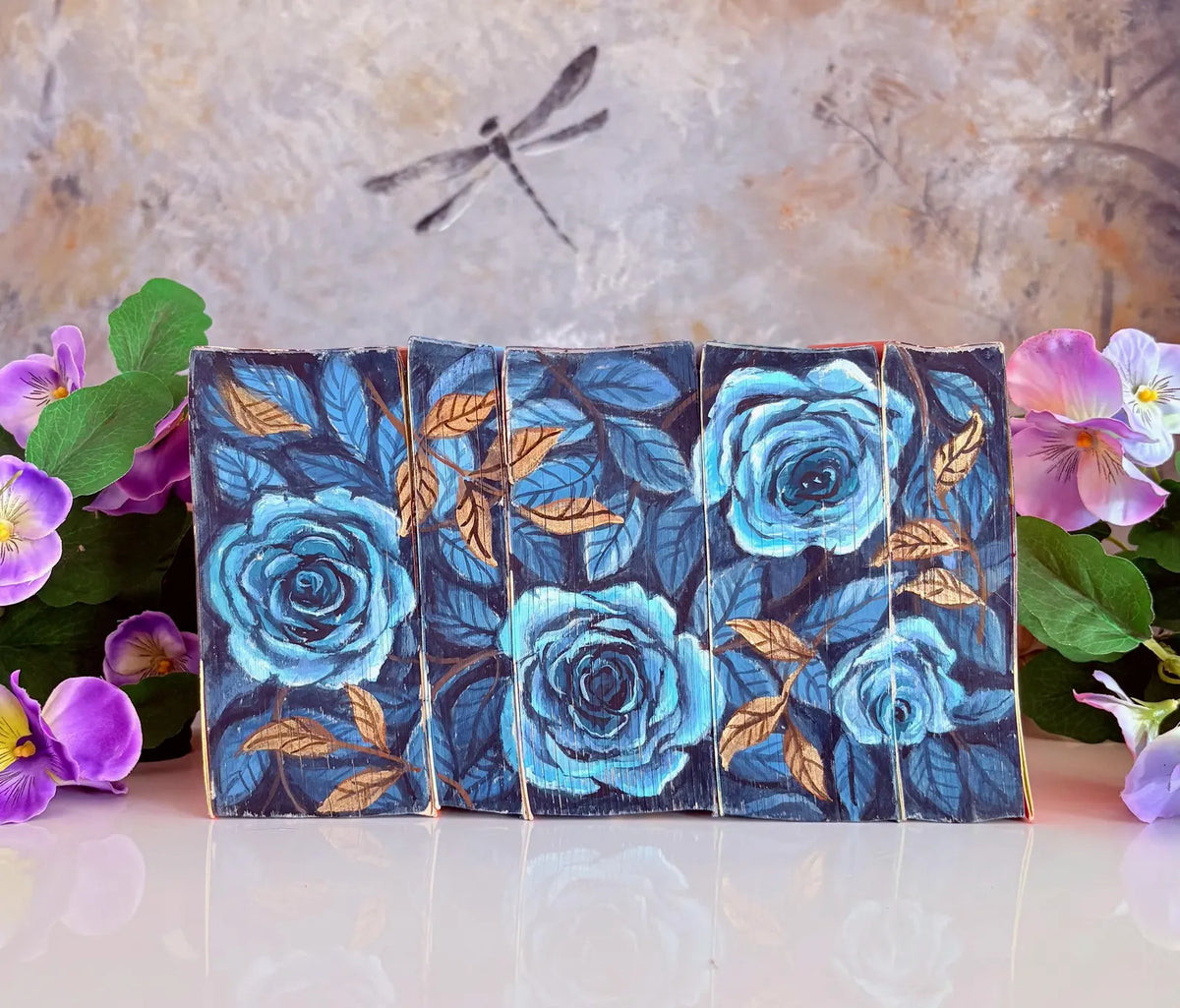 ACOTAR : jaspage artisanal aux roses bleues et feuilles dorées