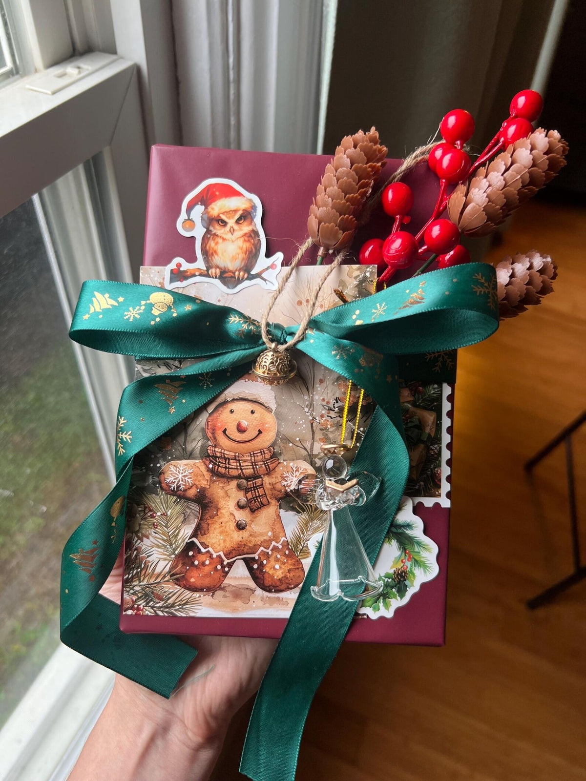 Box de Noël, papier bordeaux et ruban vert émeraude à flocons dorés