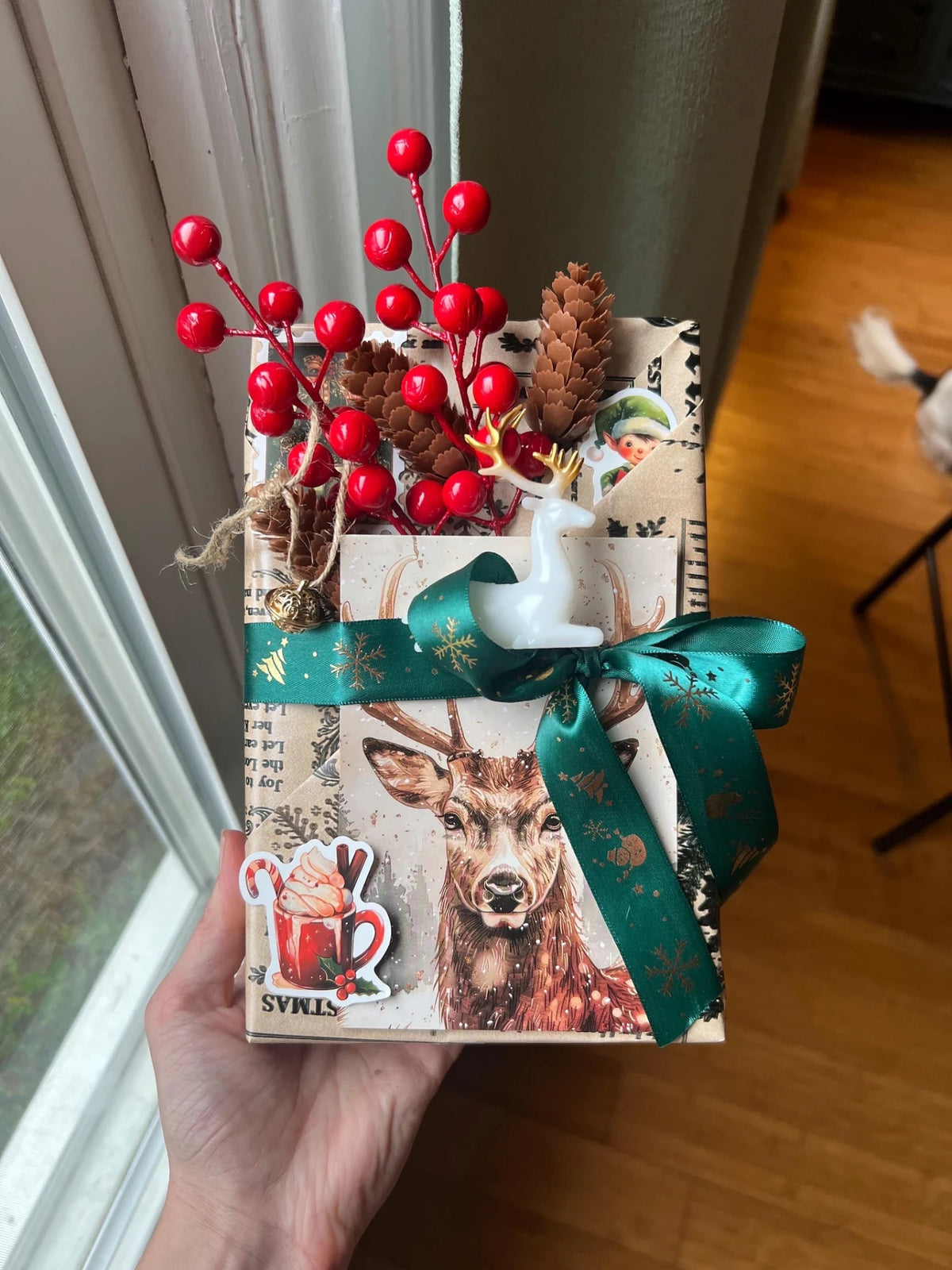 Box de Noël, papier kraft vieux journal, baies rouges et cerf