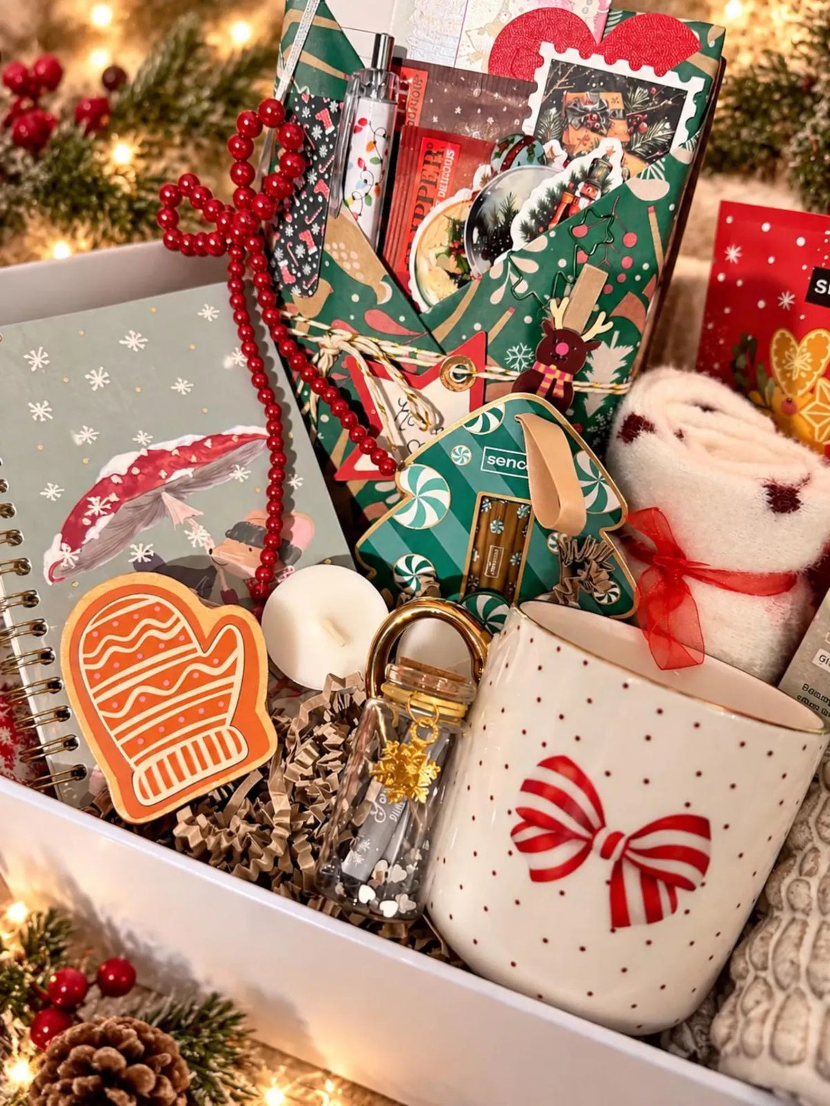 Box de Noël ouverte avec ses petits cadeaux