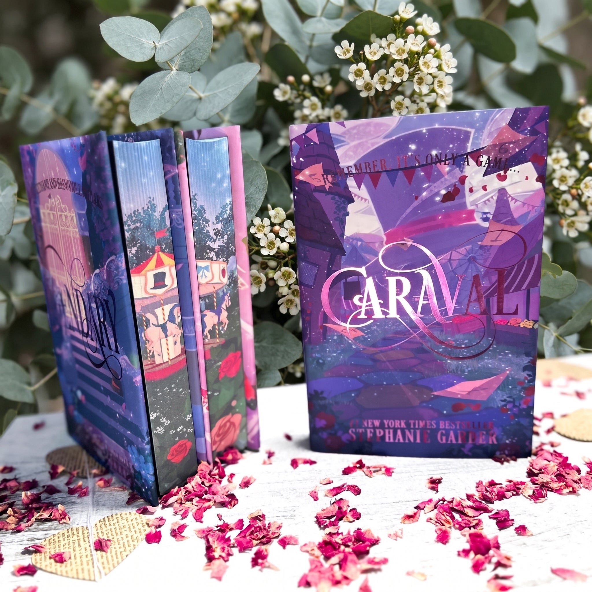 Exemple de jaspage : les trois tomes de Caraval aux tranches décorées